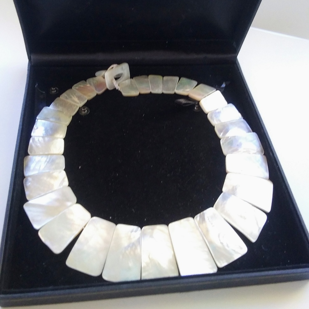 White mother of pearl bib necklace